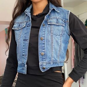 Sleeveless denim jacket